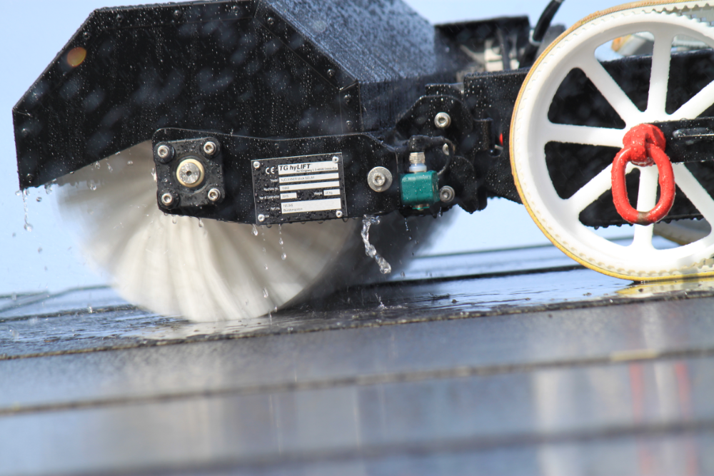 hyCLEANER-black-SOLAR_Reinigungsbuerste Roboter zur Reinigung von PV-Anlagen